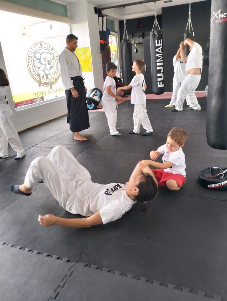 Clase infantil de aikido en el tatami de Wu Xing Madrid con un instructor y varios menores practicando